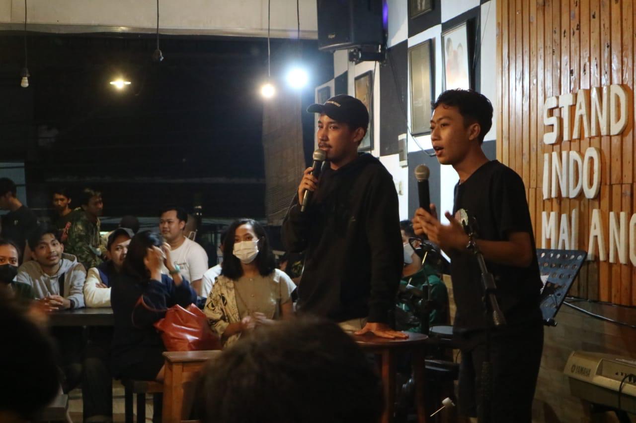 Komika anggota komunitas Stand Up Indo Malang saat open mic sebelum pandemi Covid-19 (ist)