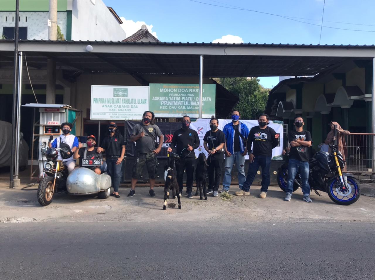 Kolaborasi komunitas di Malang saat membagikan daging Idul Adha (ist)