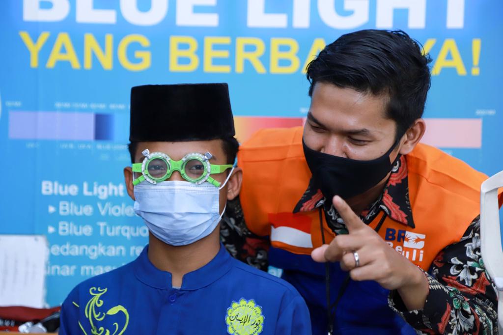 BRI membagikan 5.000 kacamata secara gratis kepada pelajar yang memiliki masalah pada penglihatan.(ist)