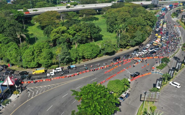 Antrean kendaraan akibat penutupan akses masuk Kota Surabaya di Bundaran Waru Rabu (7/7). (Dishub Surabaya/Jawapos/ist)