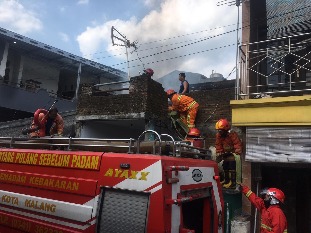 Petugas Damkar Kota Malang saat berusaha memadamkam api di salah rumah di Jalan Sanan Gang 2 Kelurahan Purwantoro, Kecamatan Blimbing. (Damkar Kota Malang/ist)