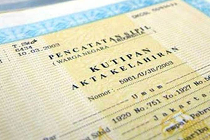 PANJANG URUSAN: orang tua harus berhati-hati dalam mencatatkan keterangan administrasi untuk anaknya.- radar malang