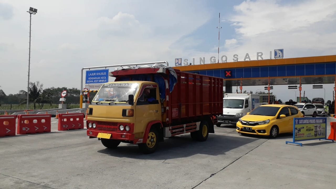 Kendaraan melintas di gerbang tol Singosari (Ubaidillah/Radar Malang)