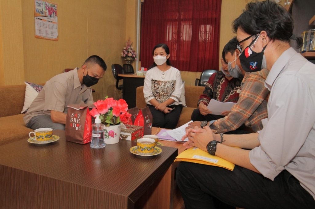 Penyerahan hibah buku dari Perpustakaan Nasional RI kepada Unikama (Unikama/ist)