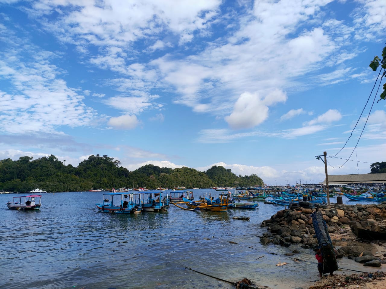 Perahu yang biasa mengantarkan wistawan ke Pulau Sempu bersandar di dermaga Pantai Sendang Biru. (Ubadillah/Radar Malang)