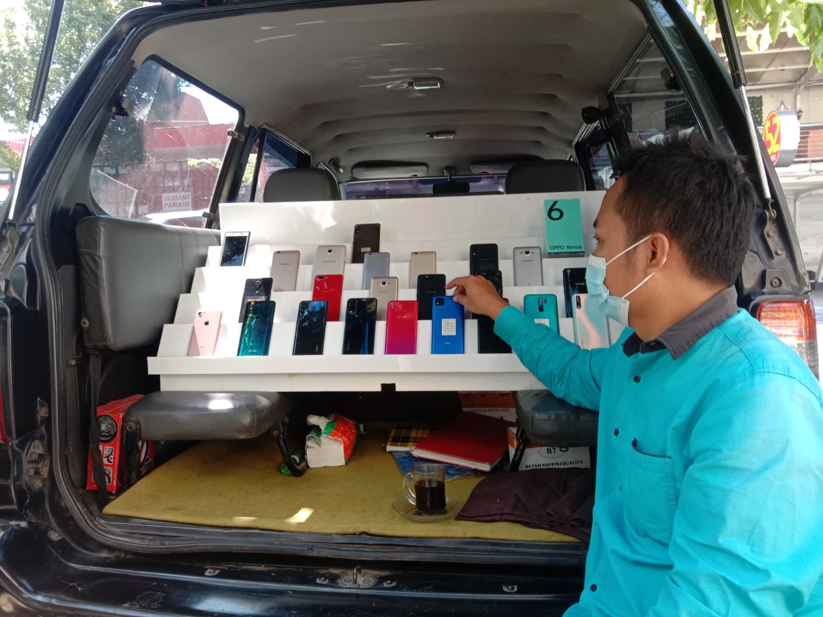 Pedagang handphone berjualan di pinggir jalan. (Mega Annisa Ni