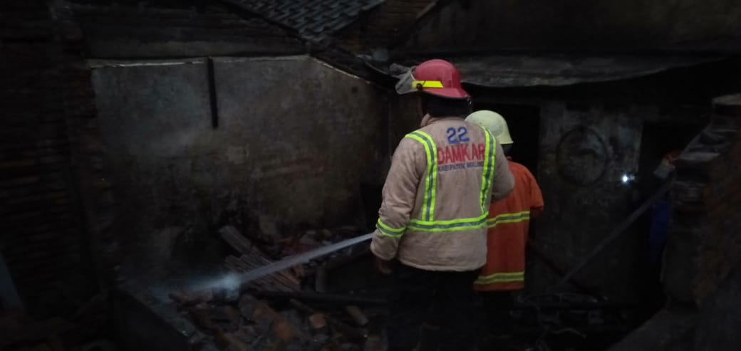 Damkar Kabupaten Malang saat melakukan pemadaman api yang menghanguskan rumah di Karaploso (Damkar Kabupaten Malang/ist)