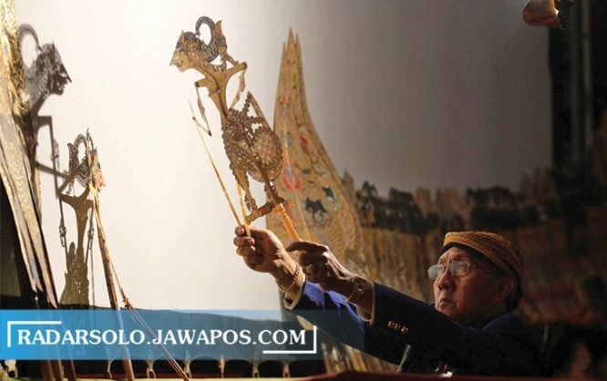 Ki Manteb Sudarsono saat tampil dalam pertunjukan wayang. (Iswara Bagus/Radarsolo/ist)