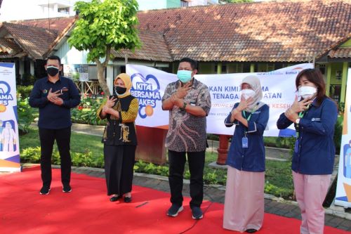 Dari kiri Manager Bisnis PT Kimia Farma Apotek Unit Bisnis Surabaya Apoteker Duddy Abdurrahman SSi; Manager Bisnis PT Kimia Farma Apotek Unit Bisnis Malang Apoteker Dr Dian Nurmawati MFarm; Direktur Utama PT Kimia Farma Apotek Apoteker Drs Nurtjahjo Waluj