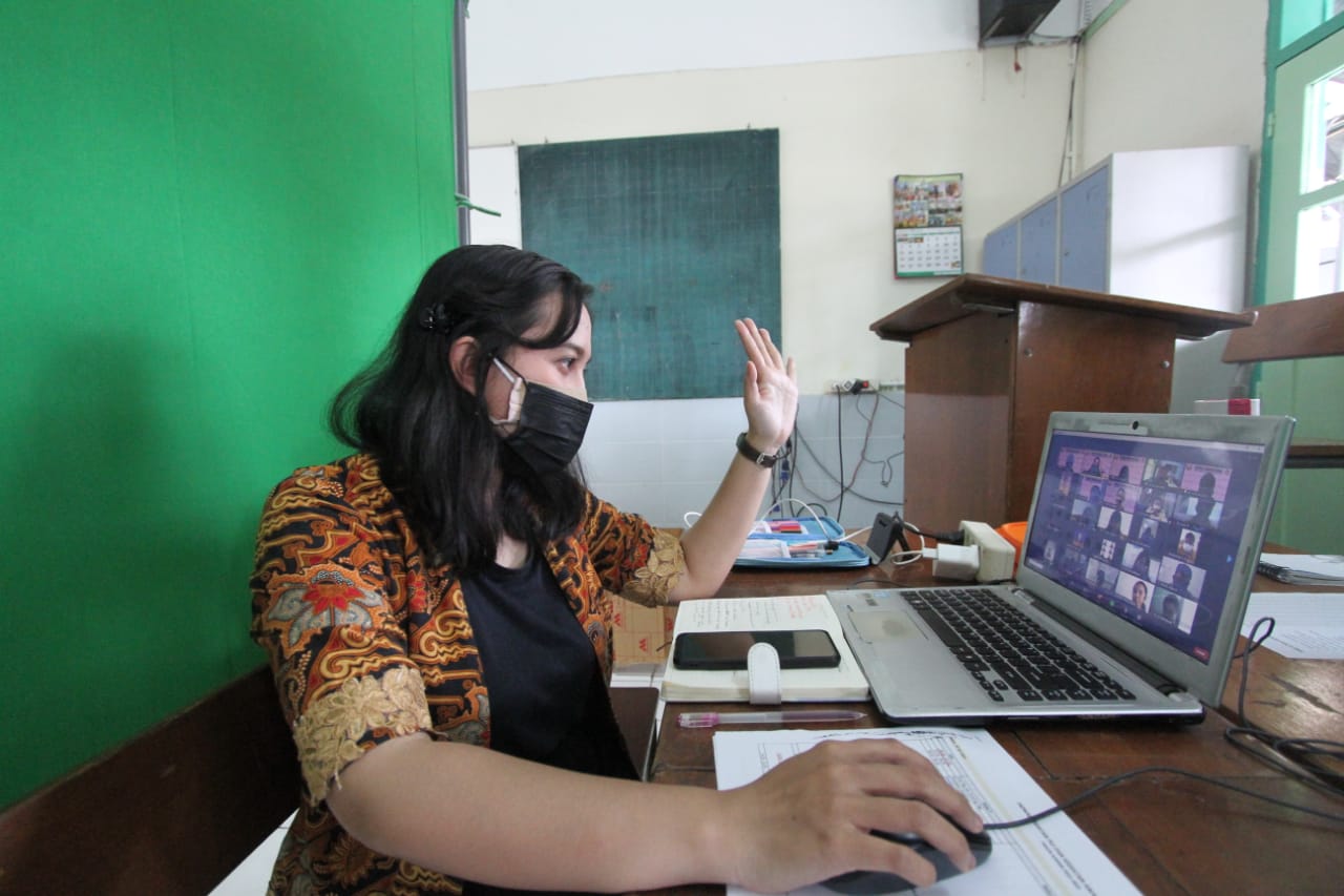 Salah satu pengajar SMPK Kosayu 2 menyapa siswa baru dalam MPLS. (Rofia/Radar Malang)