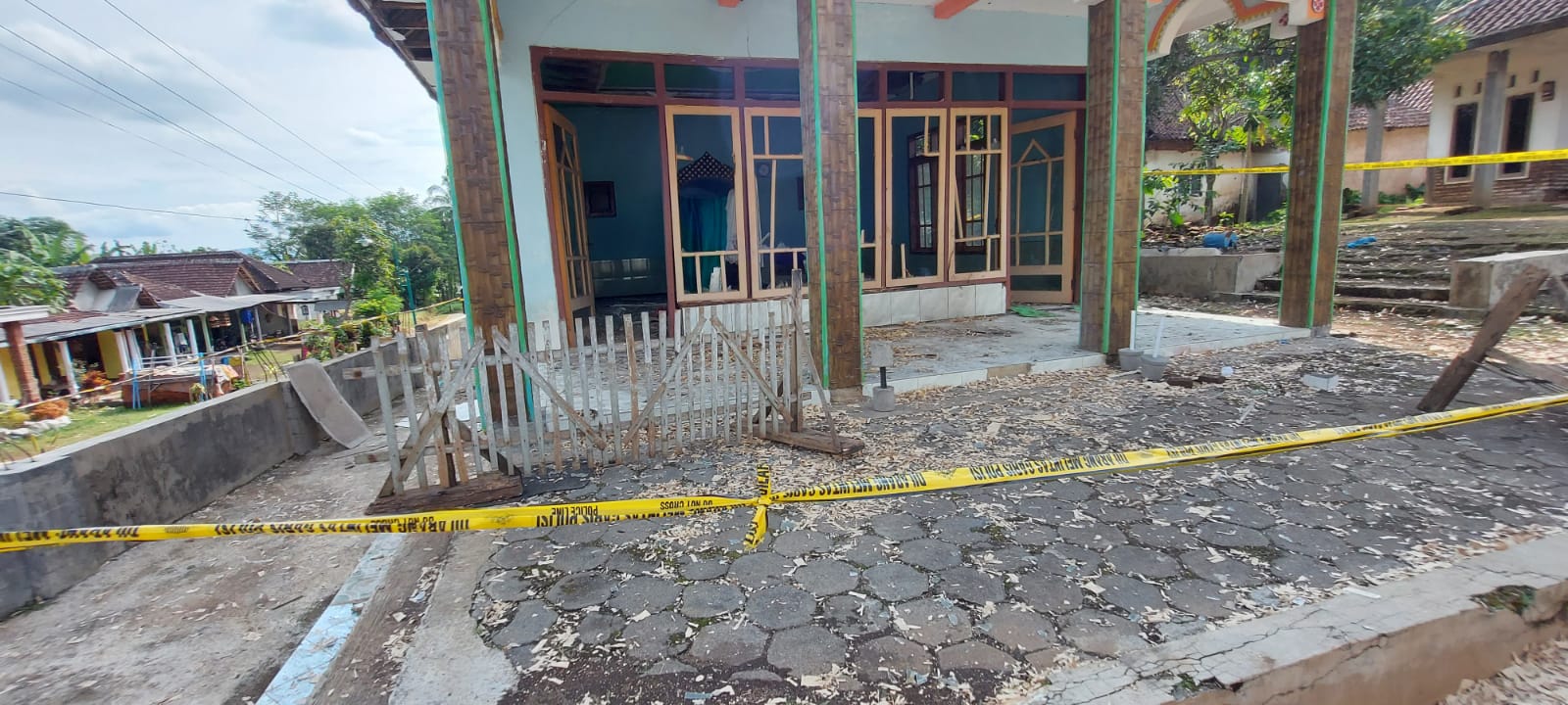 Police line terpasang di depan musala yang menjadi lokasi pembuatan petasan yang berujung ledakan hingga menyebabkan 1 korban tewas. (Biyan Mudzaky/Radar Malang)
