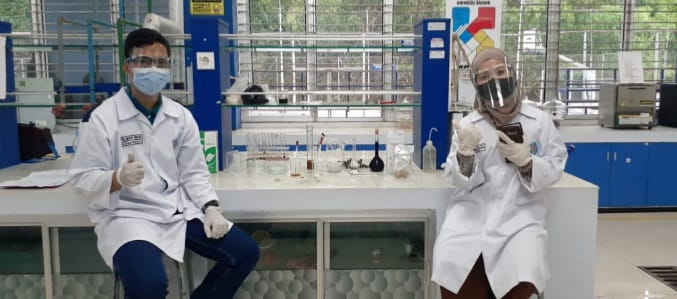 Tim mahasiswa Polinema saat menguji alat Bortiks di laboratorium. (ist)