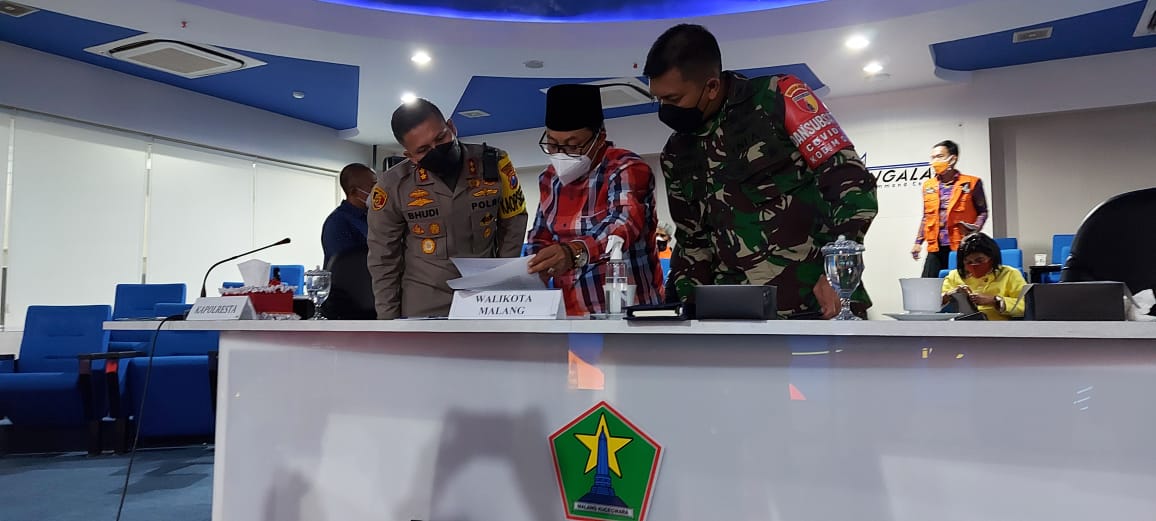 Wali Kota Malang Sutiaji (tengah) saat rakor untuk persiapan pelaksanaan PPKM Darurat. (Biyan Mudzaky / Radar Malang)