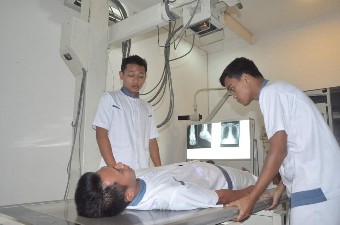 Mahasiwa STIKes WCH sedang praktek mengoperasikan mesin radiologi (STIKes WCH/ist)
