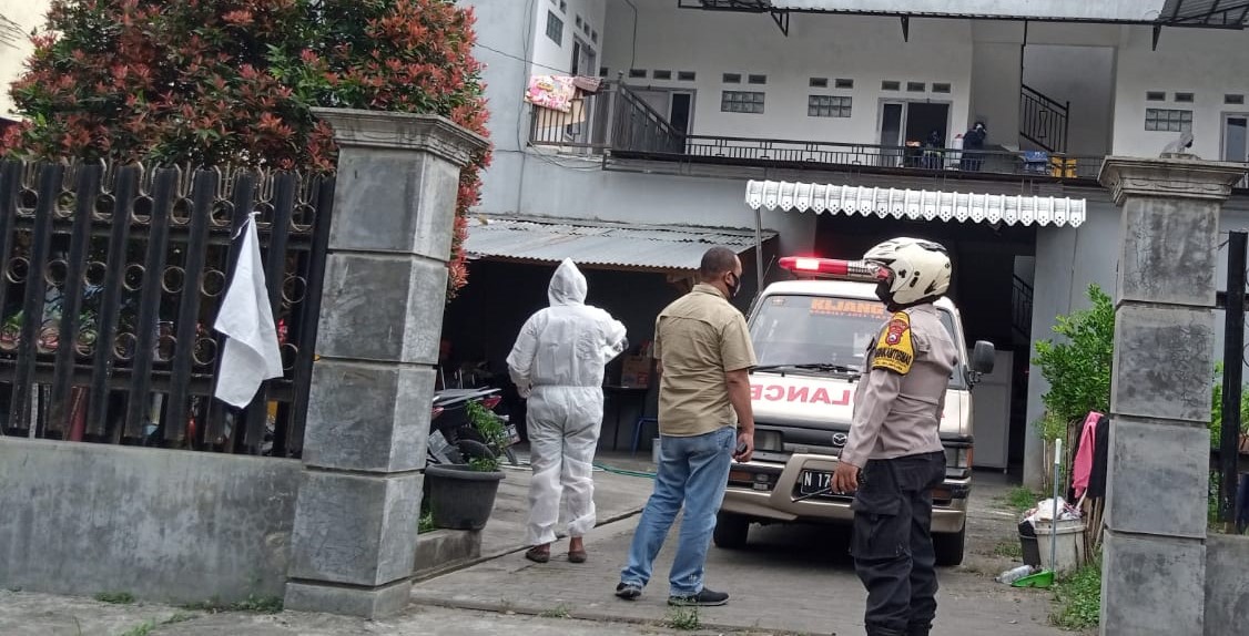 Petugas saat mengevakuasi jenazah korban dari rumah kos di Jalan Keben 2, Kelurahan Bandungrejosari, Kecamatan Sukun. (Polsek Sukun/ist)