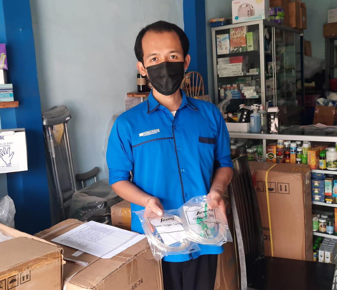 Salah satu karyawan toko alat kesehatan Perkasa Medika menunjukkan masker dan nasal yang mereka bagikan secara gratis pada pasien Covid-19 yang membutuhkan. (Andika Satria/Radar Malang)