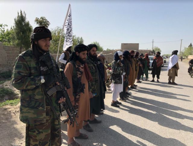 Anggota pasukan Taliban bersenjata lengkap saat berjaga di pos pengecekan.(ist)
