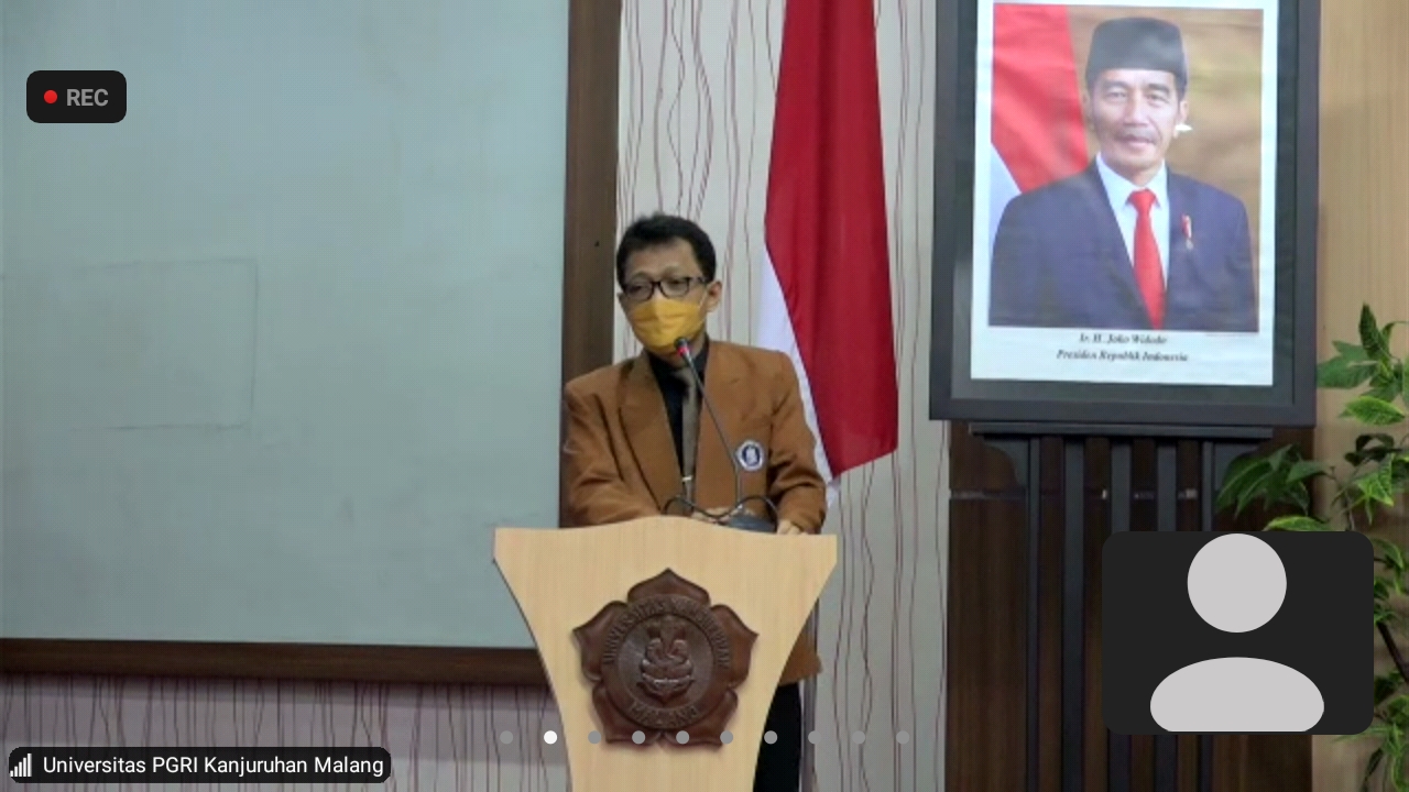 Dekan Fakultas Bahasa dan Sastra (FBS), Dr Mujiono S Pd M Pd saat yudisium daring, Kamis (5/8). (Roisyatul/Radar Malang)