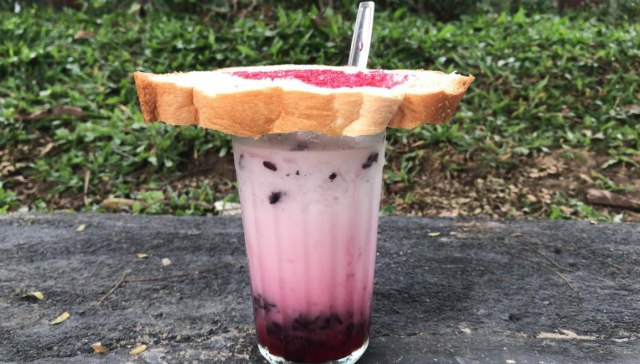 Minuman es tape ketan yang berada di Dinoyo ini tak boleh dilewatkan jika berkunjung ke Malang. (ist)