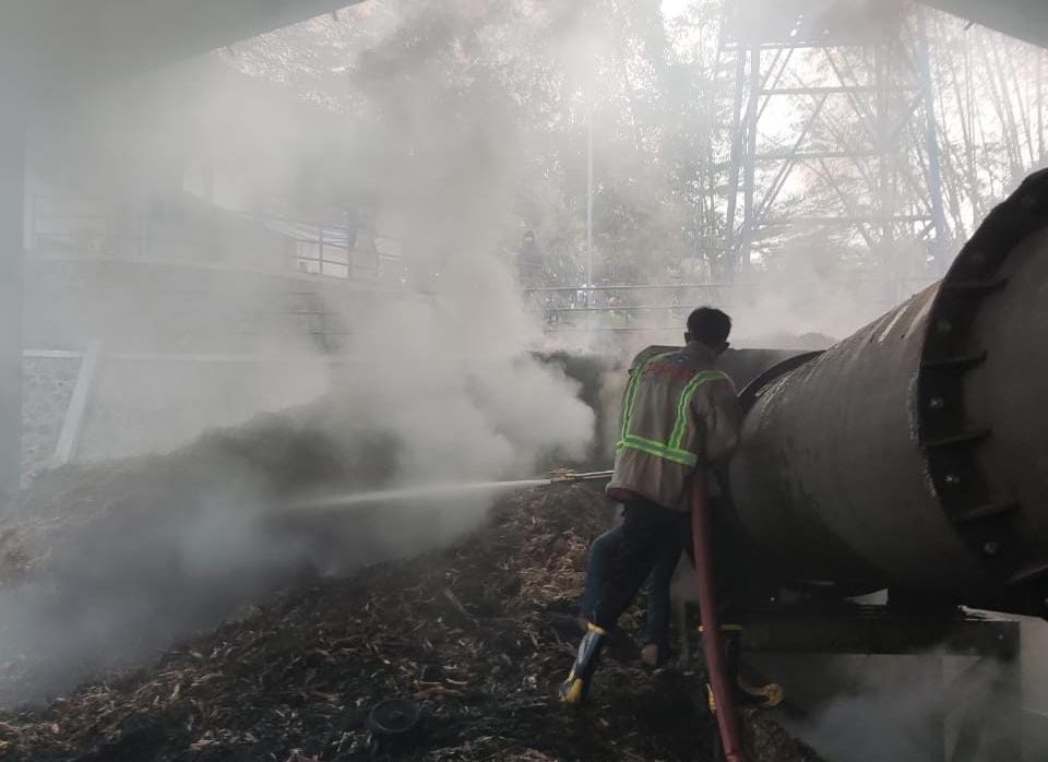 Petugas saat berusaha memadamkam api di areal  pabrik gula merah di Kabung, Kabupaten Malang Kamis (26/8). (ist)