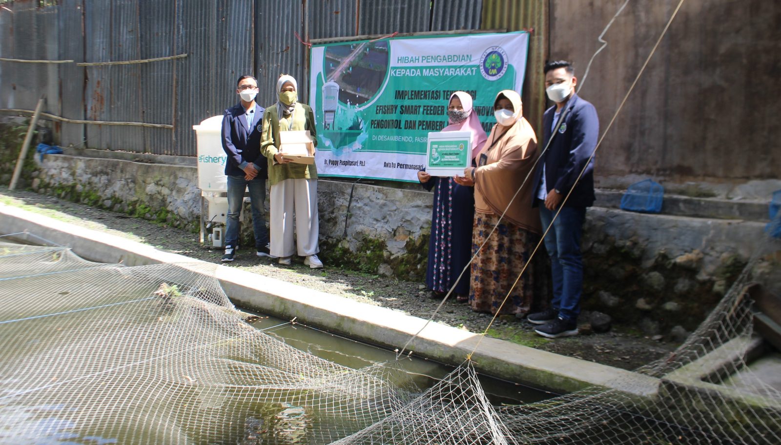 Tim UM saat berada di lokasi budidaya ikan tawar milik warga di Desa Kalibendo, Pasirian, Lumajang. (ist)
