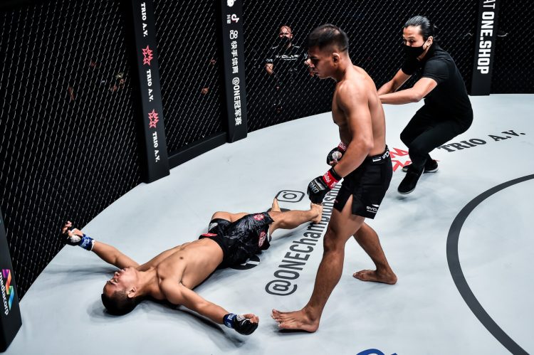Eko Roni Saputra setelah memukul KO petarung asal Tiongkok di ajang ONE Championship tadi malam (13/8). (ist)