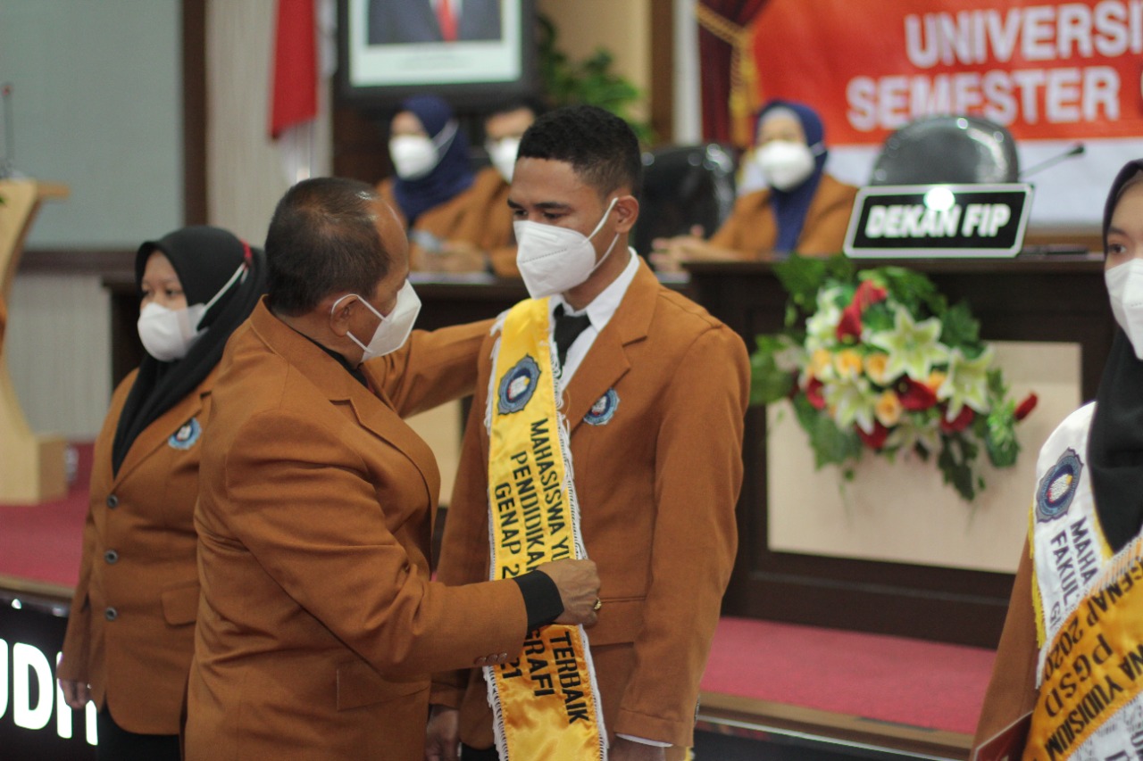 Salah satu mahasiswa FIP Unikama menjadi lulusan terbaik dengan predikat cumlaude. (Ist)