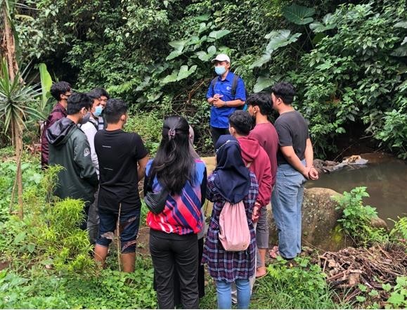 Tim PkM dosen dan mahasiswa Polinema menginisiasi program elektrifikasi di Coban Tarzan. (Ist)
