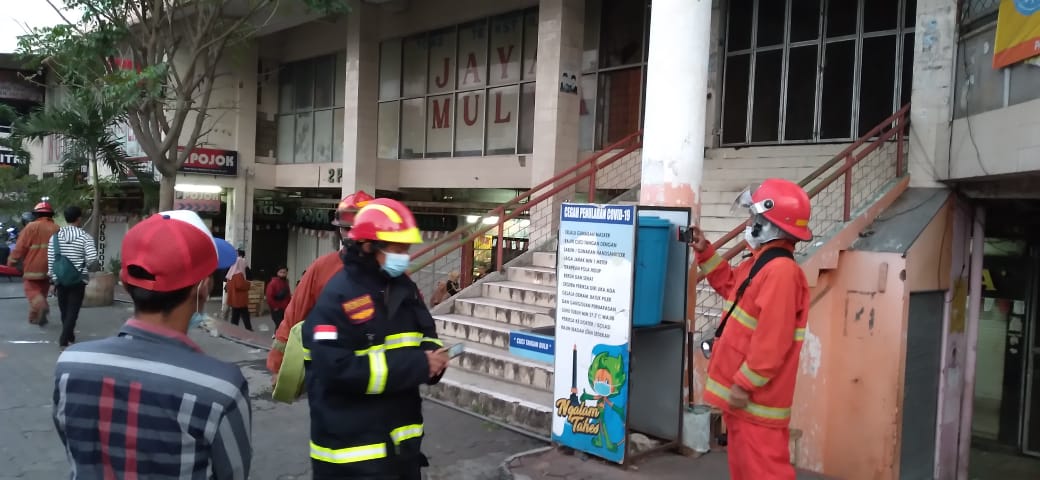 Petugas damkar saat mendatangi toko di Pasar Besar Malang (ist)