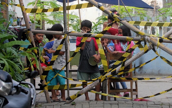 MIRIS: Alibi menjual makanan ringan menimbulkan dugaan eksploitasi terhadap anak semakin tinggi. Ilustrasi anak-anak By Radar Malang.