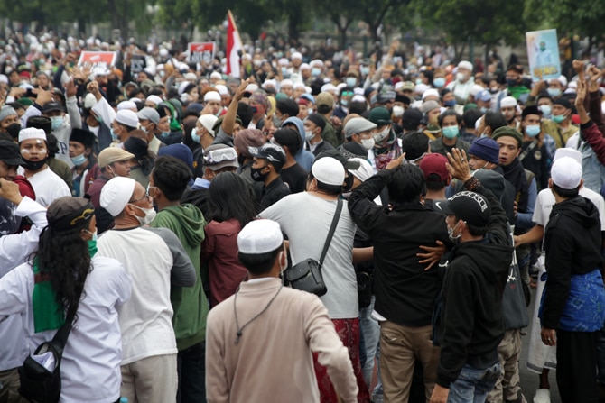 Massa pendukung Rizieq Shihab saat memadati kawasan I Gusti Ngurah Rai menuju Pengadilan Negeri (PN) Jakarta Timur, Kamis (24/6/2021). Mereka berniat menghadiri sidang vonis terhadap terdakwa Rizieq Shihab terkait kasus penyebaran kabar bohong tes swab CO