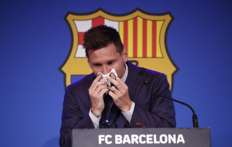 Lionel Messi menangis saat jumpa pers perpisahan dengan FC Barcelona di Camp Nou, Minggu (8/8). (Jawapos/ist)
