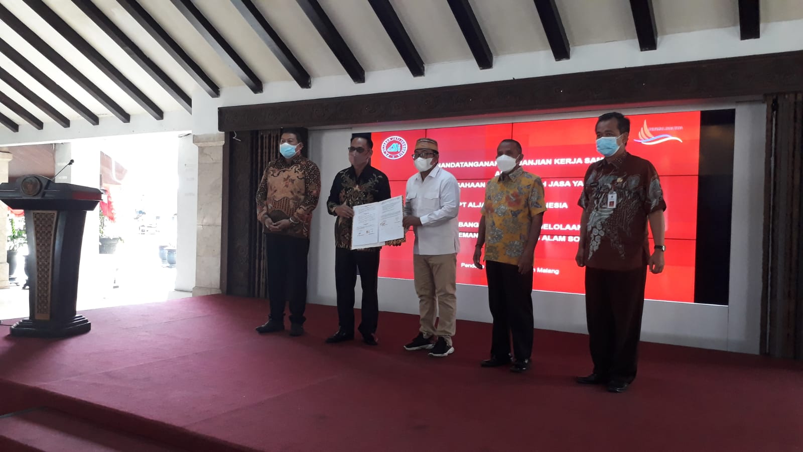 Pemkab Malang resmi meneken kerjasama bersama dengan PT Aljabar Jati Indonesia guna mengelola hotel dan wisata Songgoriti, Jumat (13/8). (Ubaidillah/Radar Malang)