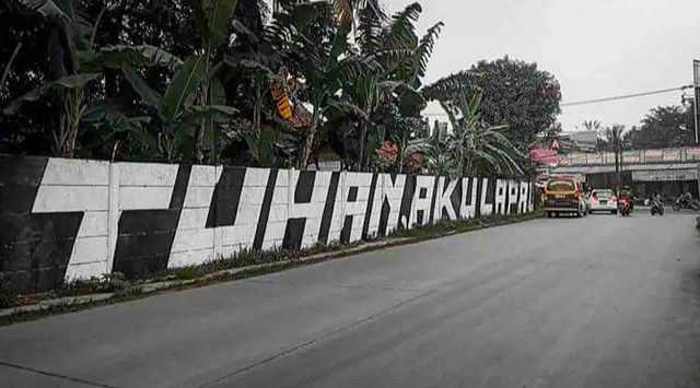 Mural bertuliskan ’Tuhan Aku Lapar’ di pinggir Jalan Aria Wangsakara, Tigaraksa, Kabupaten Tangerang. (ist)