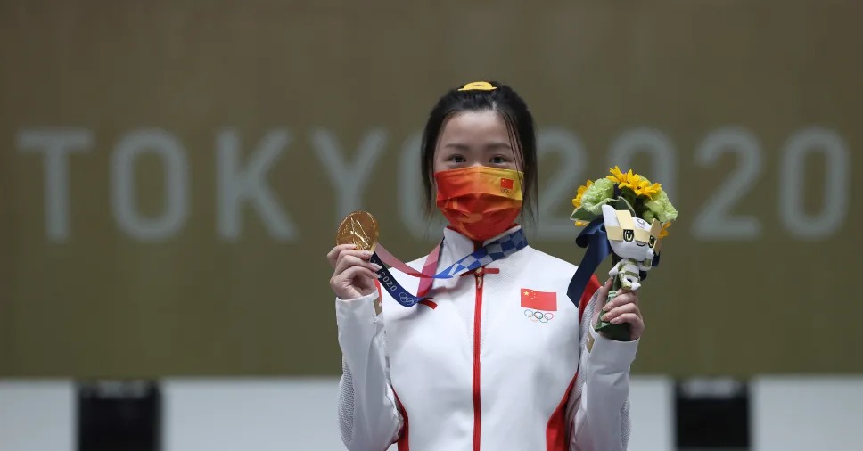Jepit rambut bebek yang dikenakan atlet tembak asal China, Yang Qian ini laku hingga 10 ribu pieces di marketplace.(Olympics / ist)