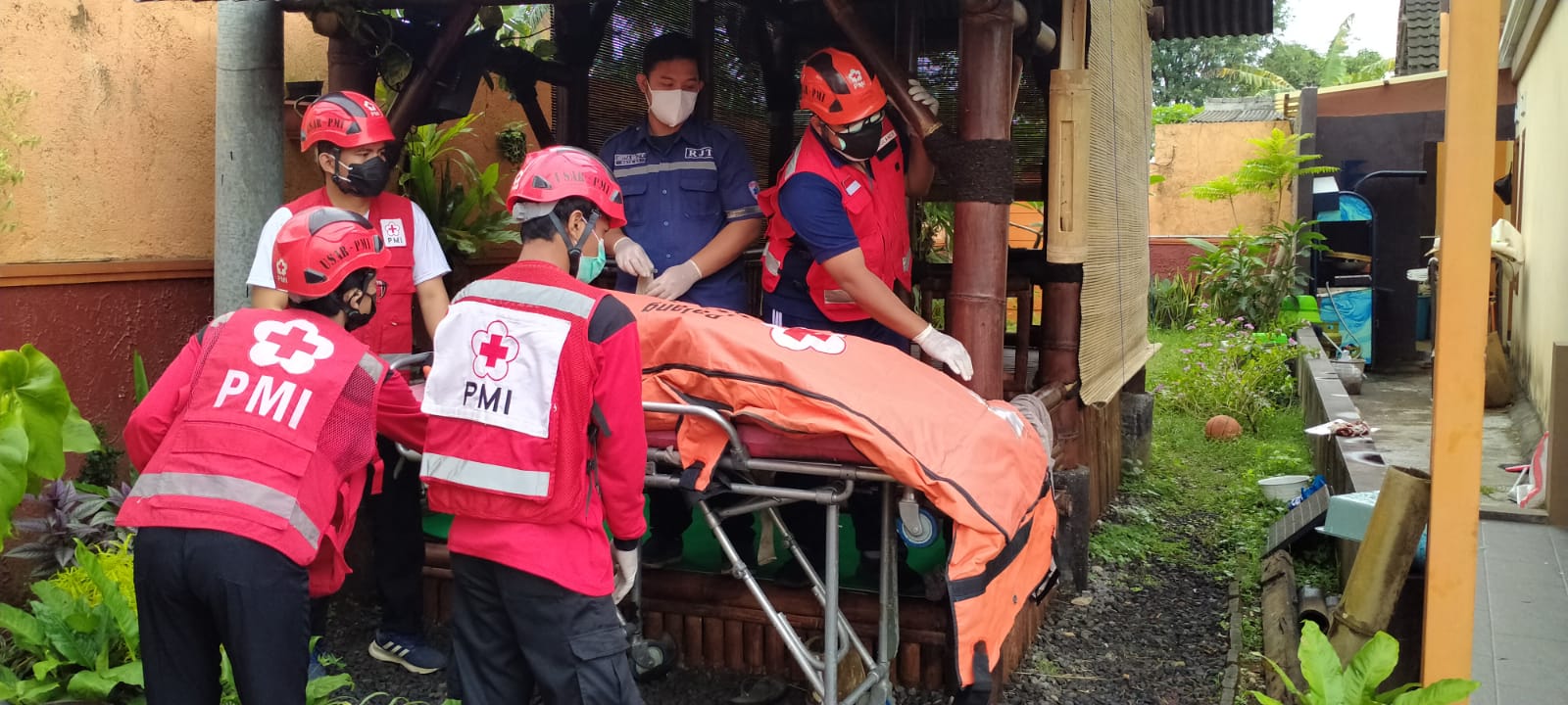 Petugas PMI Kota Malang mengevakuasi jasad satpam Perumahan Puri Taman Agung Blok III, Kelurahan Arjowinangun, Kecamatan Kedungkandang, Kamis (5/8). (ist)