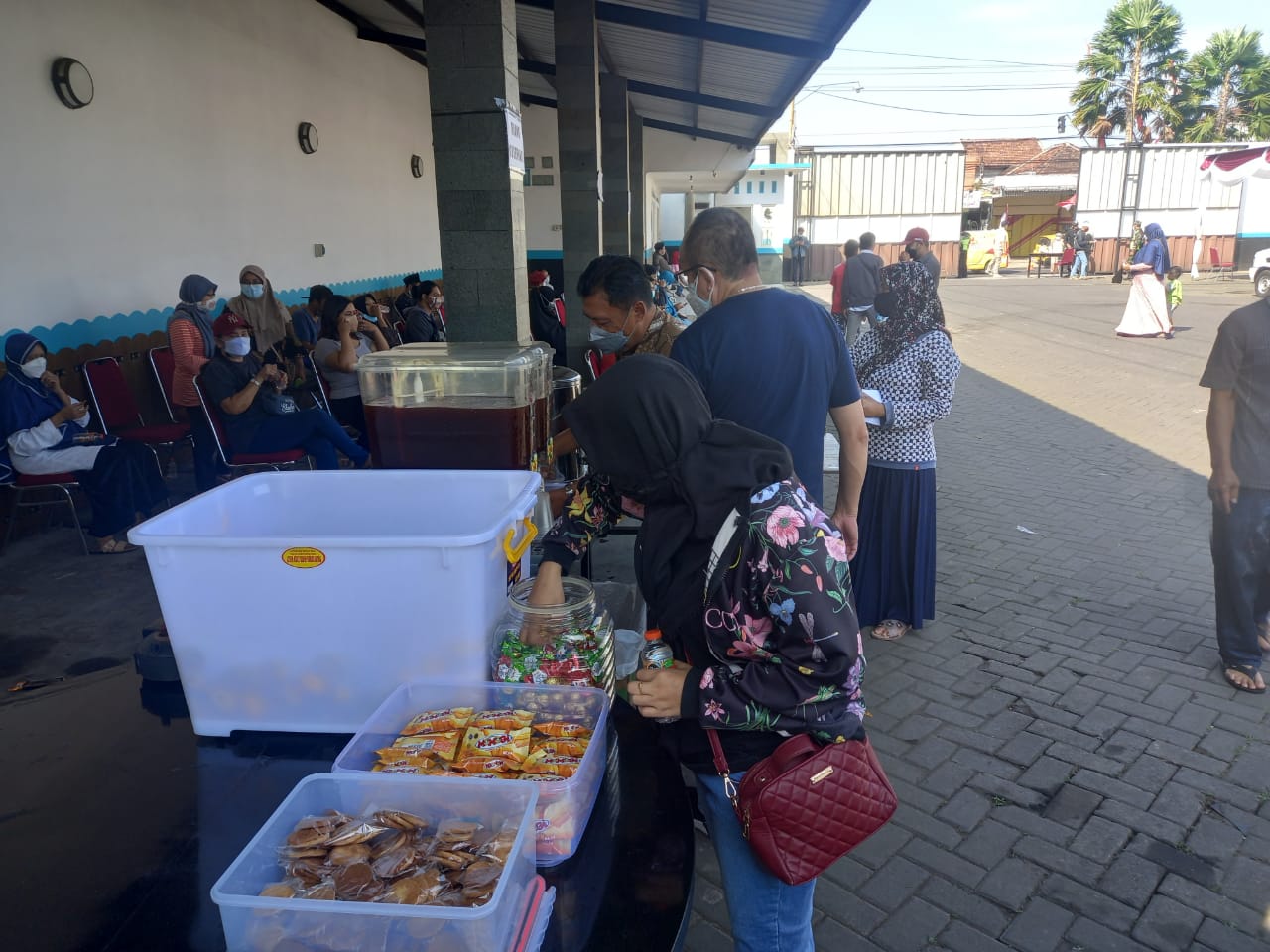 Para peserta vaksinasi di Desa Mangliawan ini mendapat fasilitas makanan ringan dan minuman gratis dari pemilik tempat vaksin, Sabtu (7/8). (Andika Satria/Radar Malang)
