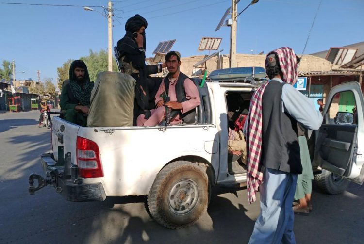 Pejuang Taliban berpatroli di kota yang telah mereka duduki (Mohammad Asif Khan/AP)