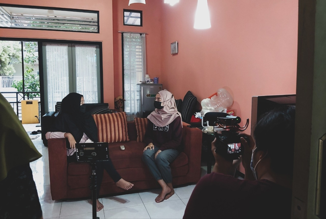 KREATIF: empat mahasiswa UMM itu membuat video sebagai media untuk mengampanyekan umbi porang sebagai alternatif makanan pengganti nasi, kemarin. Roisyatul Mufidah/Radar Malalang