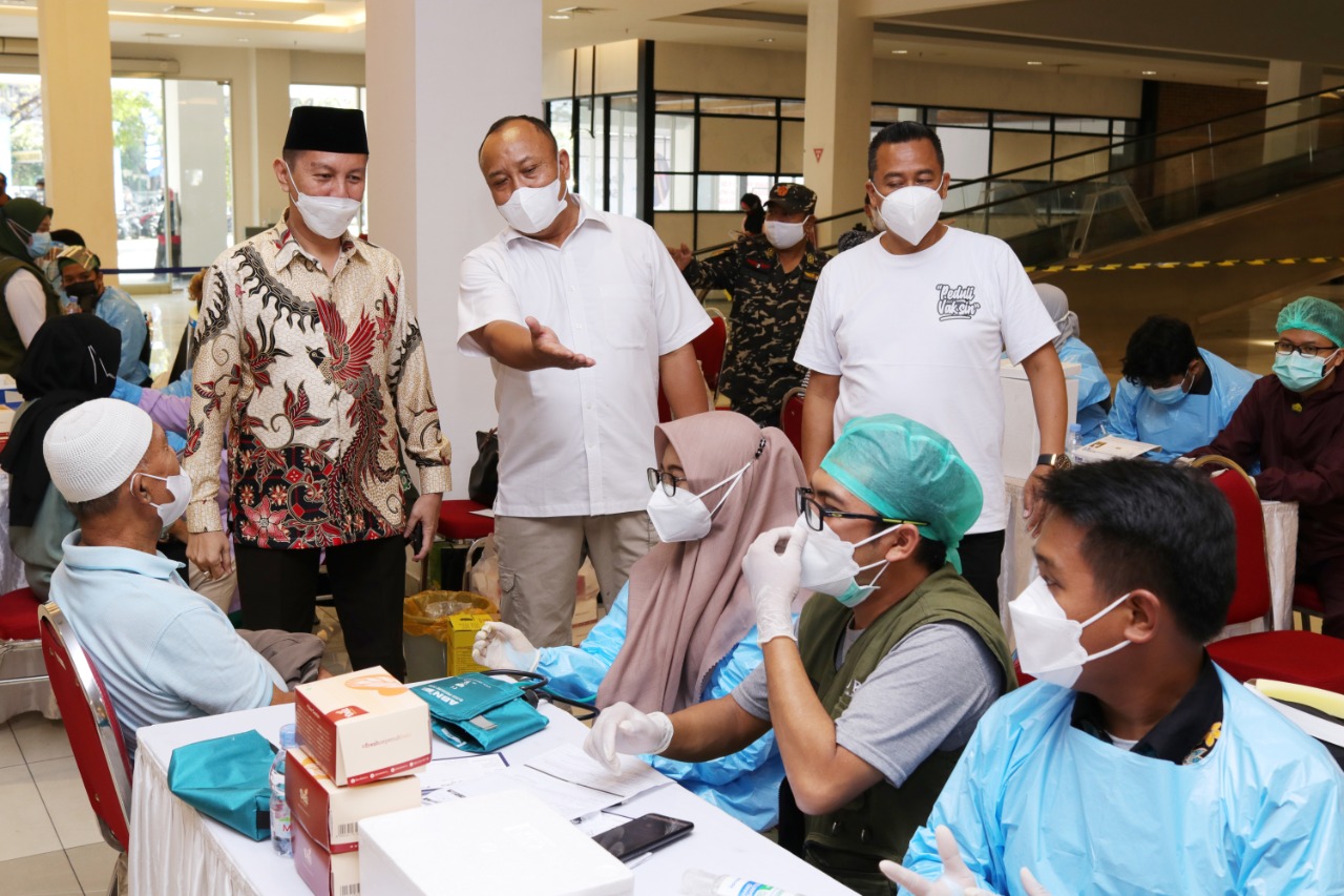 (dari kiri) Sekretaris Pribadi Ketua PBNU Bidang Perekonomian Gus Hendy S Lesmana, Penanggung jawab kegiatan dari Bais  TNI Kol Inf Gono Santosa, dan pengusaha Arie Aripin saat meninjau pelaksanaan acara serbuan vaksin di Herions Mall (eks Giant Sawojajar