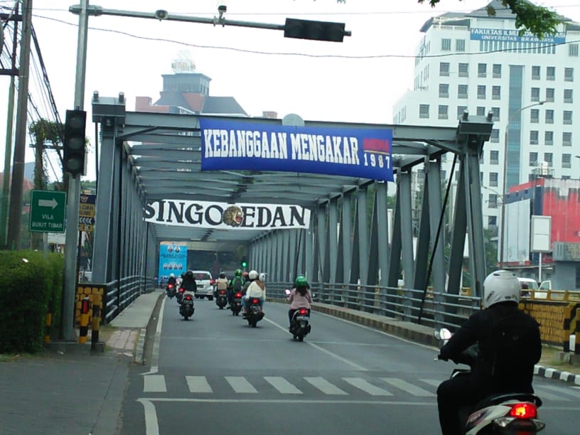 Kawasan Jalan Soekarno Hatta yang dihiasi panji-panji Arema (Andika Satria Perdana/Radar Malang)