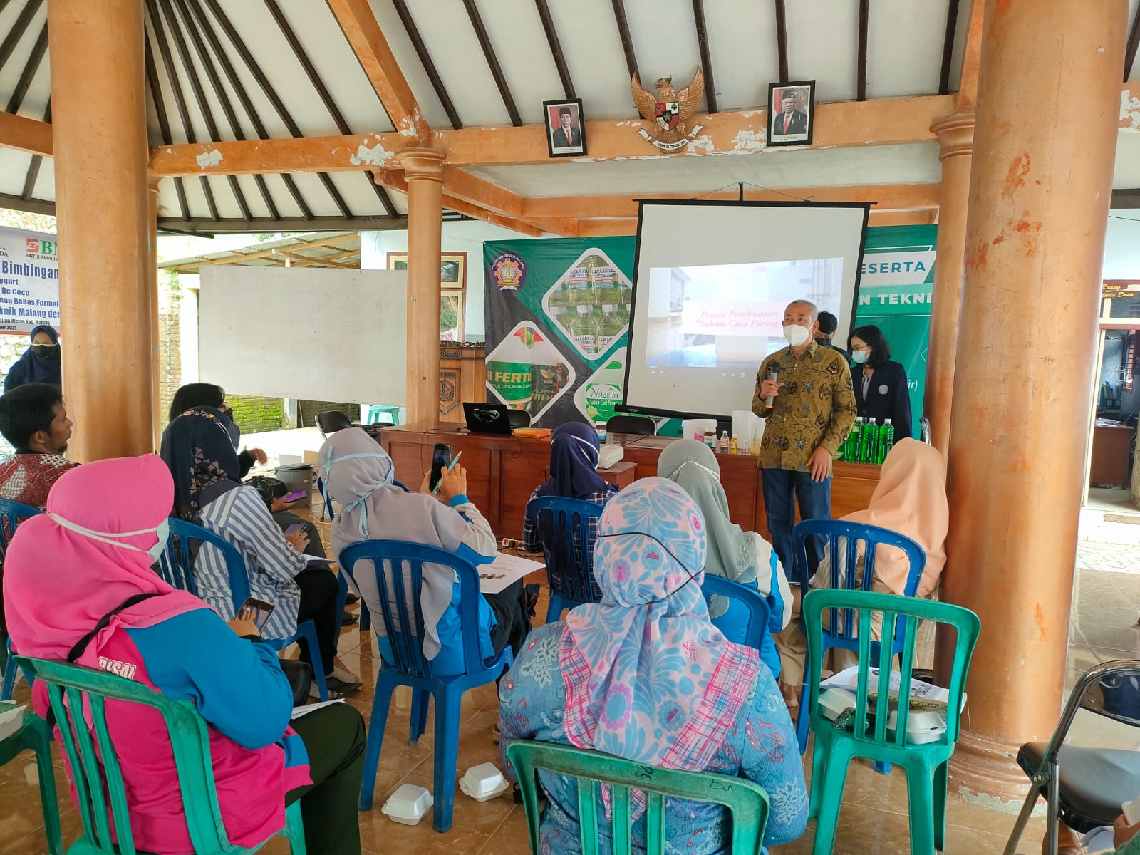 Peserta Bimbingan Teknis dan Pelatihan Produktif antusias mendengarkan pemaparan materi yang disampaikan Koordinator Pengabdian kepada Masyarakat Jurusan Teknik Kimia Polinema,  Dr Ir Prayitno MT di Balai Desa Kedung Banteng Malang, Sabtu (28/8).(ist)