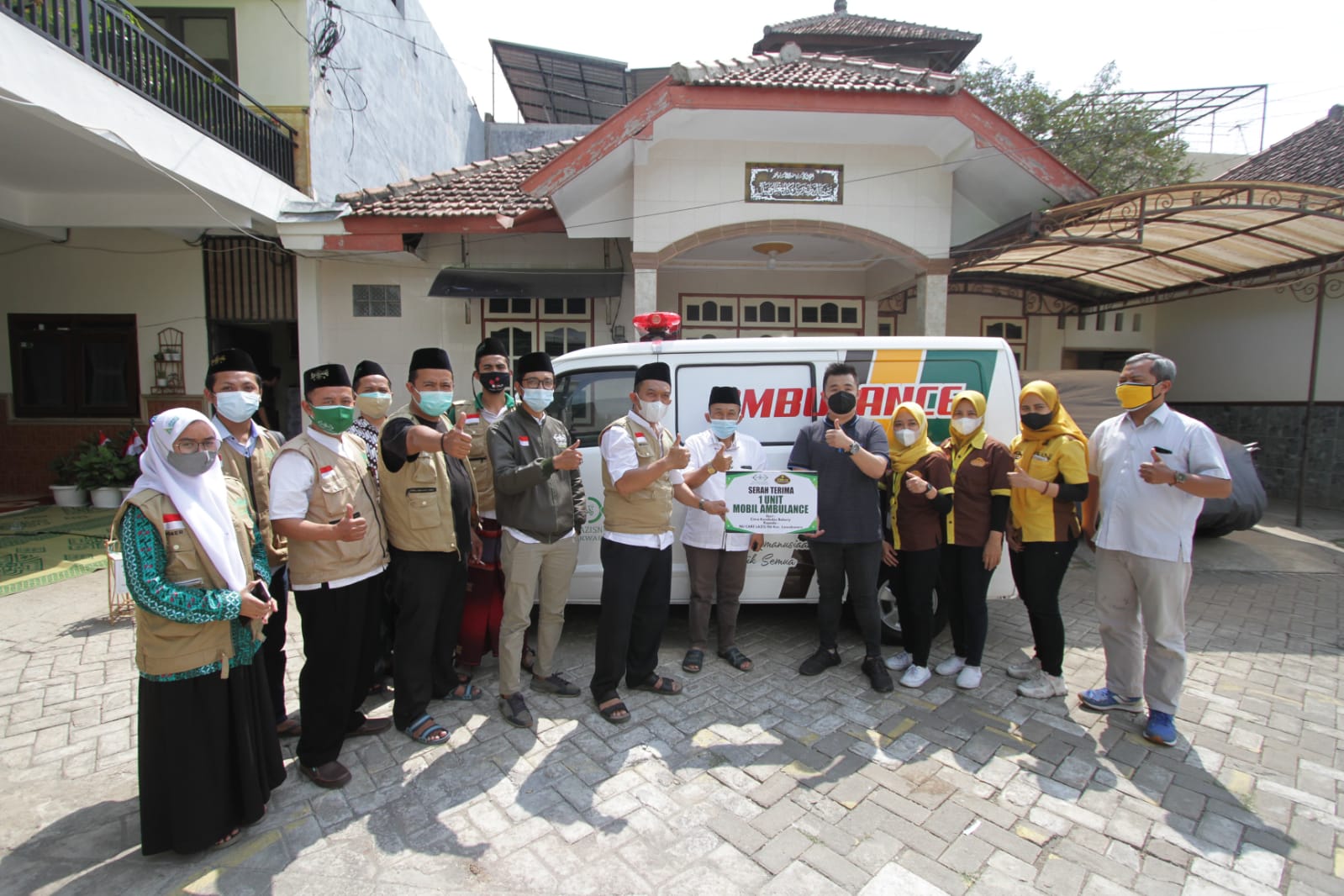 Penyerahan mobil ambulans dari Citra Kendedes untuk Ponpes Sabilurrosyad Gasek. Mobil ini akan dipakai untuk kebutuhan warga sekitar (ist)