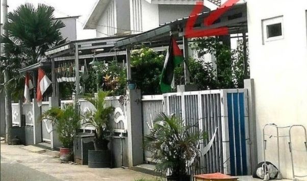 Bendera Palestina di rumah warga Depok sudah diturunkan. (Twitter/Eko Kuntadhi/ist)