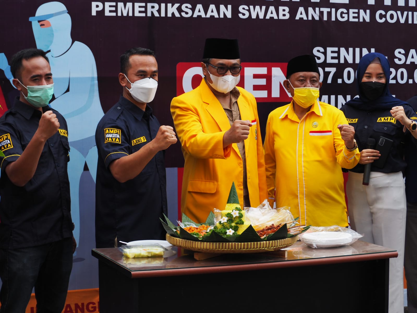 Ketua DPD Partai Golkar Kota Malang Sofyan Edi Jarwoko saat peresmian Drive Thru Swab Gotong Royong AMPI Makota. (ist)