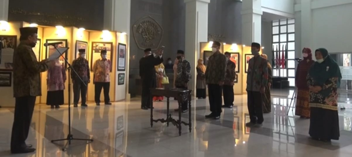 Rektor UIN Maliki Malang Prof Zanuddin saat melantik dekan dan direktur pascasarjana UIN Maliki Malang. (ist)