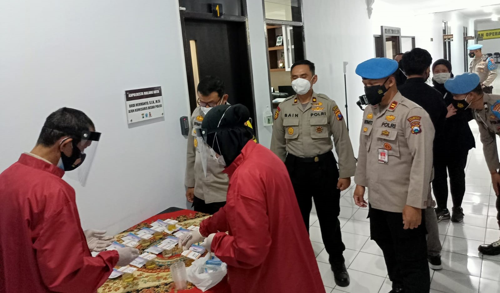 Tes urine untuk anggota polisi yang digelar Polresta Malang Kota. (Humas Polresta Malang Kota/ist)