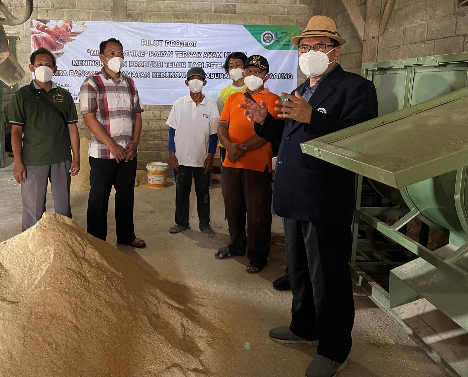 Tim Universitas Negeri Malang (UM) saat mengenalkan mixer machine pakan ternak ayam kepada para peternak. (ist)