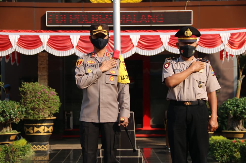 Kapolres Malang AKBP Raden Bagoes Wibisono (kiri) bersama dengan Ipda Yanto (kanan). (ist)