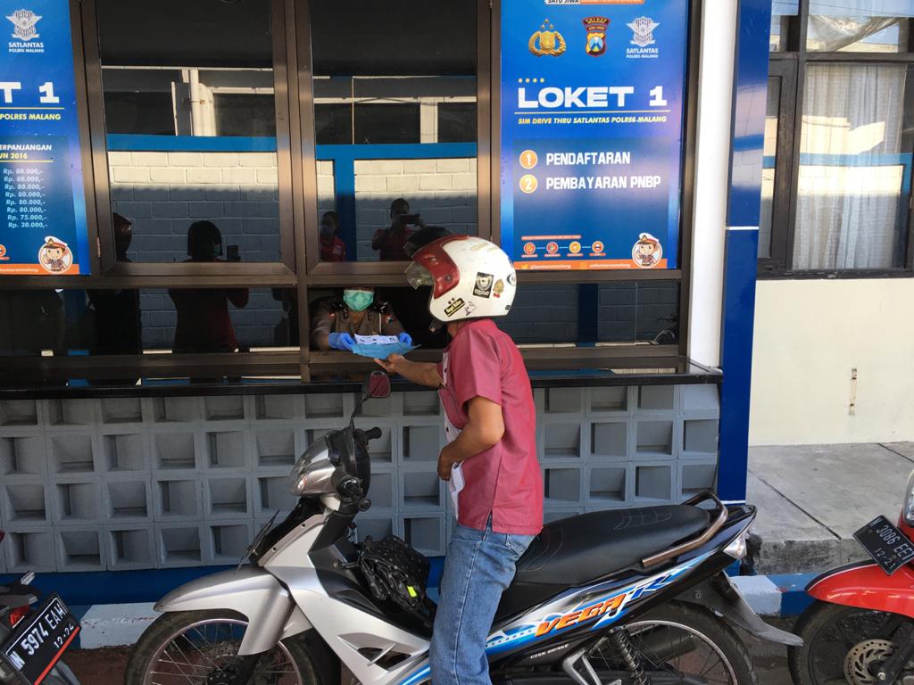Warga sedang mengurus perpanjangan SIM secara drive  thru di Satpas Polres Malang di Singosari. (Ubaidillah/Radar Malang)